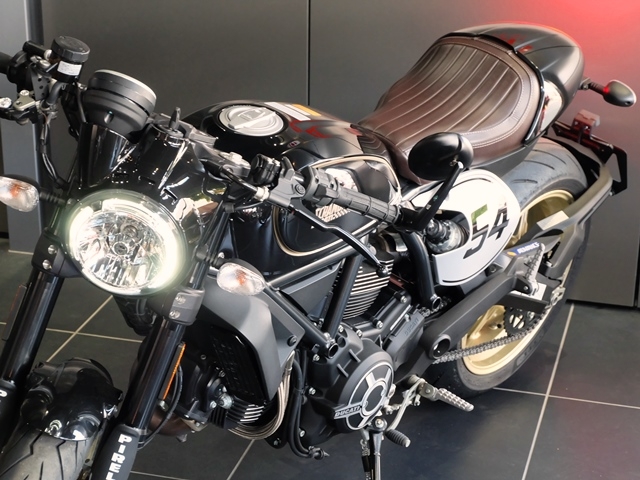 このスタイルが人気！ レトロなドゥカティ「スクランブラー カフェレーサー」試乗記MEN'S EX ONLINE