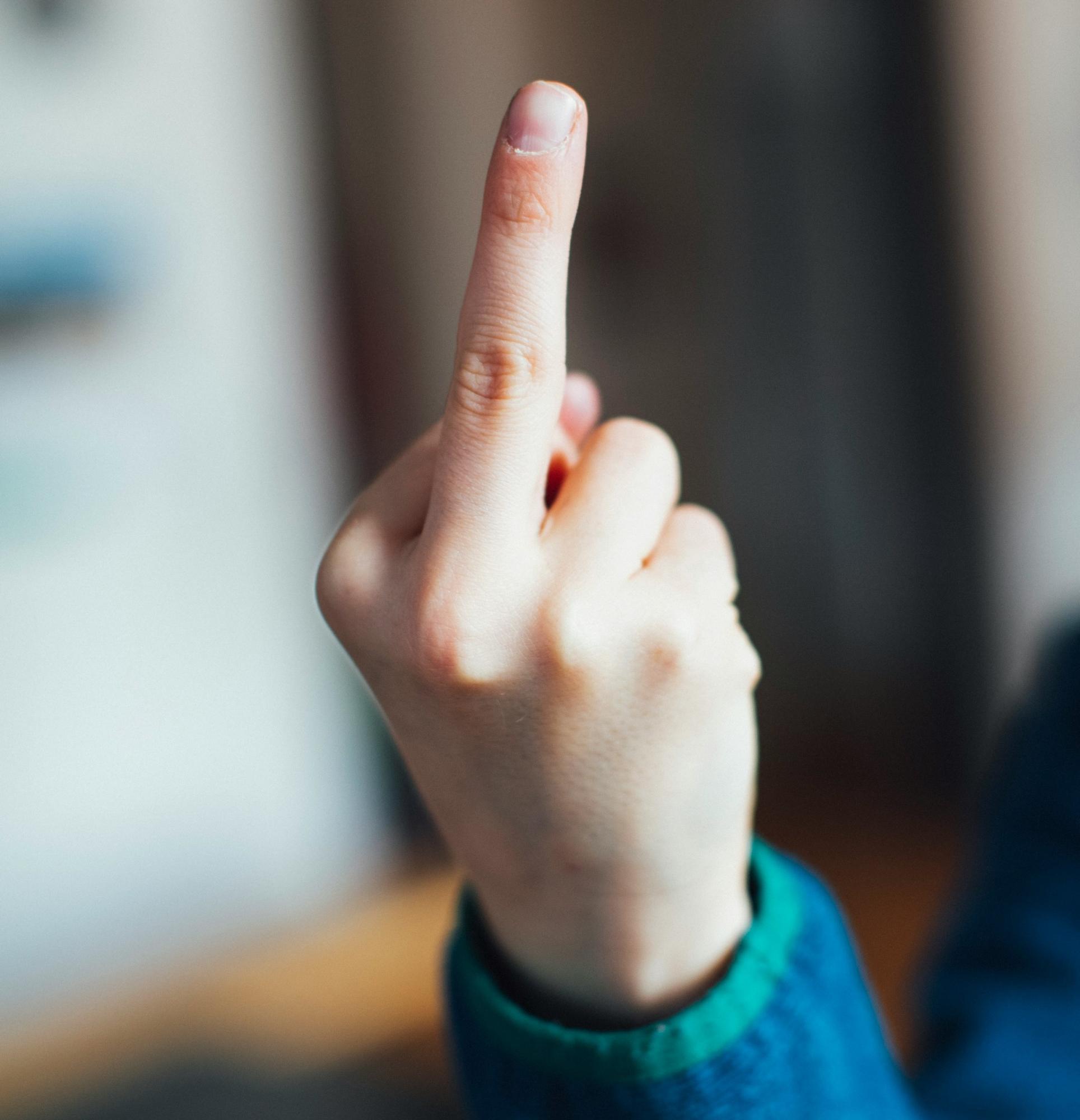 指のタトゥーのデザイン・意味は？女性に人気のかわいいワンポイントや痛みの強さも紹介