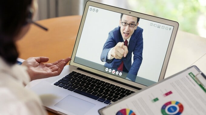 疲れて眠いアジア人女性が、コーヒーショップでリモート作業中にテーブルで居眠りをしているPremium写真