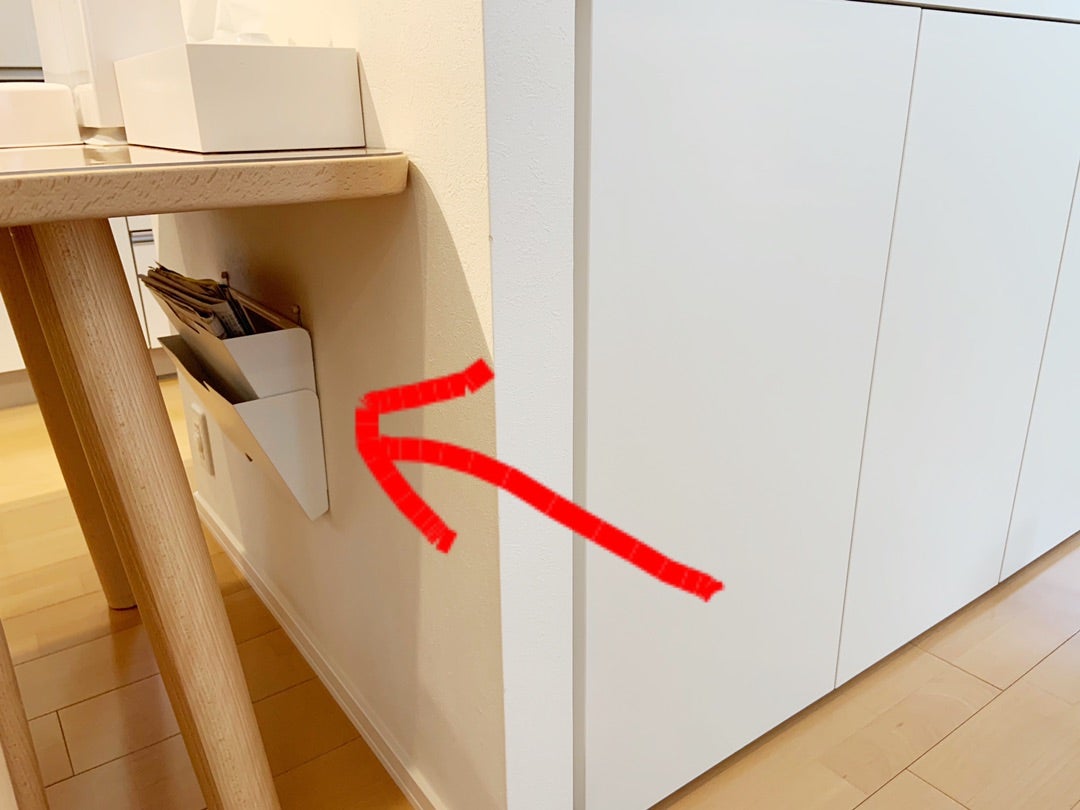 TNK. 紙ごみ置き場を玄関に作ったら劇的に楽になった！ もう不用なDMやチラシは家の中に入れない！ 玄関入ってすぐに処分だ！！プリント類がとても多い高2息子の部屋にも設置！高校生のプリントの量、半端ないね💦息子用はダイソーの新聞収納ボックス