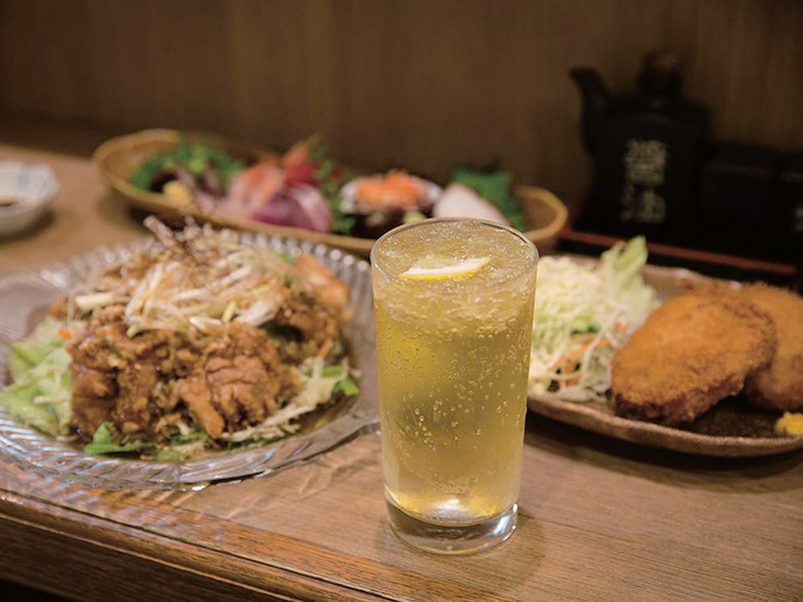 東京・大衆酒場の名店 酎ハイ街道をゆく。八広「亀屋」の“ボール” 受け継がれる秘伝レシピの噺 - 酒噺│もっとお酒が楽しくなる情報サイト