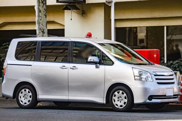 捜査用覆面パトカーは一般車とどう違う？特徴と識別ポイント - シグナリーファン＠セキュリティ