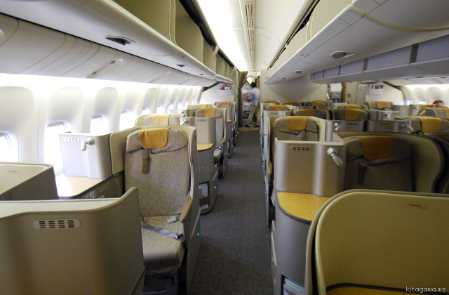 アシアナ航空A330-300 インチョン= ハノイ便ビジネスクラス搭乗レビュー2-2-2のペアシートだが隣が居なくて快適なフライトマイレージトラベル