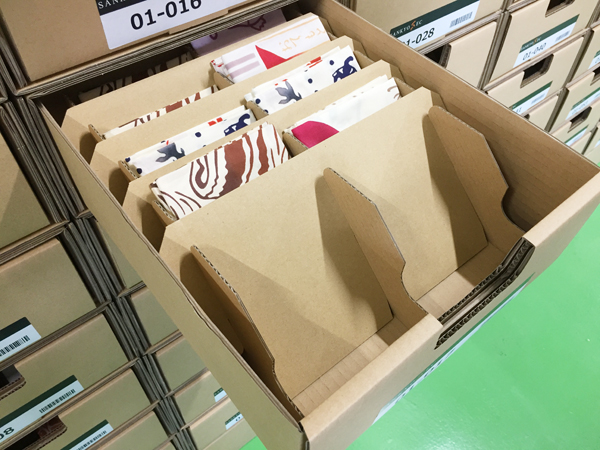 簡易的なタンスやチェスト、在庫保管用の倉庫棚やラックコンテナとしても使えるダンボール製スタッキングボックス雑貨・茶格安価格のダンボール 段ボール通販・購入・販売なら アースダンボール