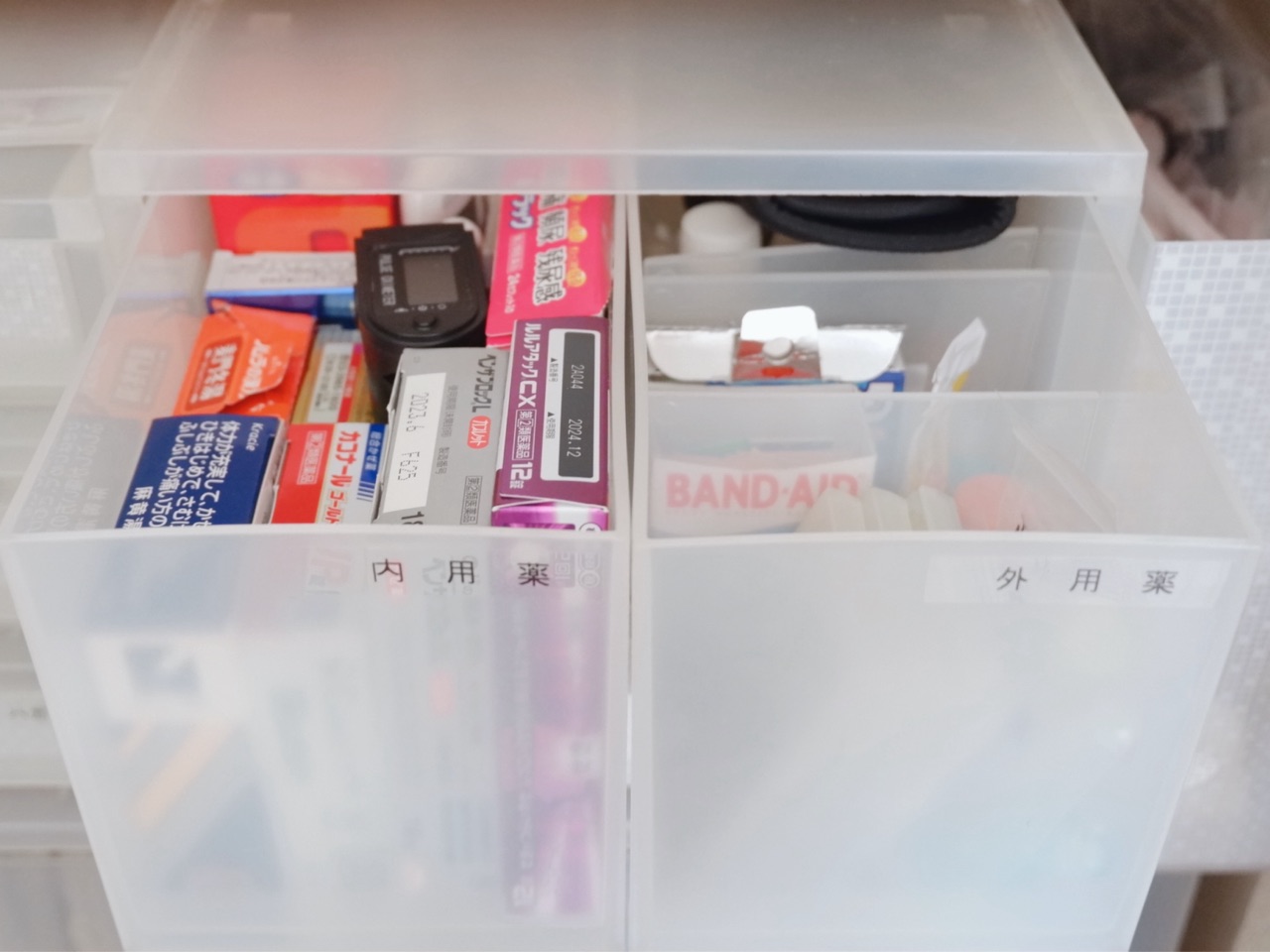 片づけに追われる日々を卒業しよう⁡ 飲み薬収納。 ➖➖➖➖➖➖➖➖➖➖➖ ⁡ 我が家は薬は一箇所収納ではなく、何箇所かにわけて収納しています。 ⁡その中で飲み薬は冷蔵庫横に収納。 ⁡ 無印良品ポリプロピレンケース 引出式 浅型に収納。 ⁡ セリアのくつした整理