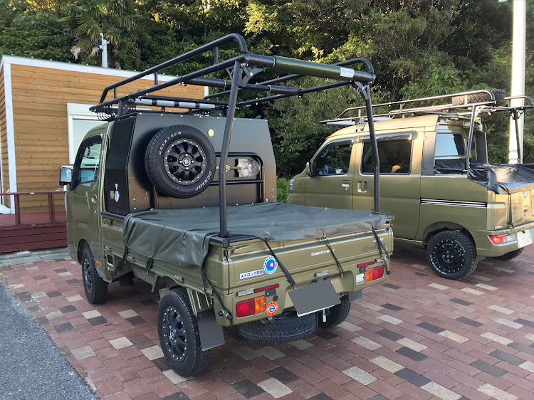 ルーフキャリアはハードカーゴのルーフキャリアをつけています。 どのルーフキャリアをつけるかいろいろ悩みましたが、結論としては大正解でした！😆ハードカーゴのルーフキャリアは長尺物の積載を前提としていてそのままではアウトドアグッズを載せるのは難があり、別売