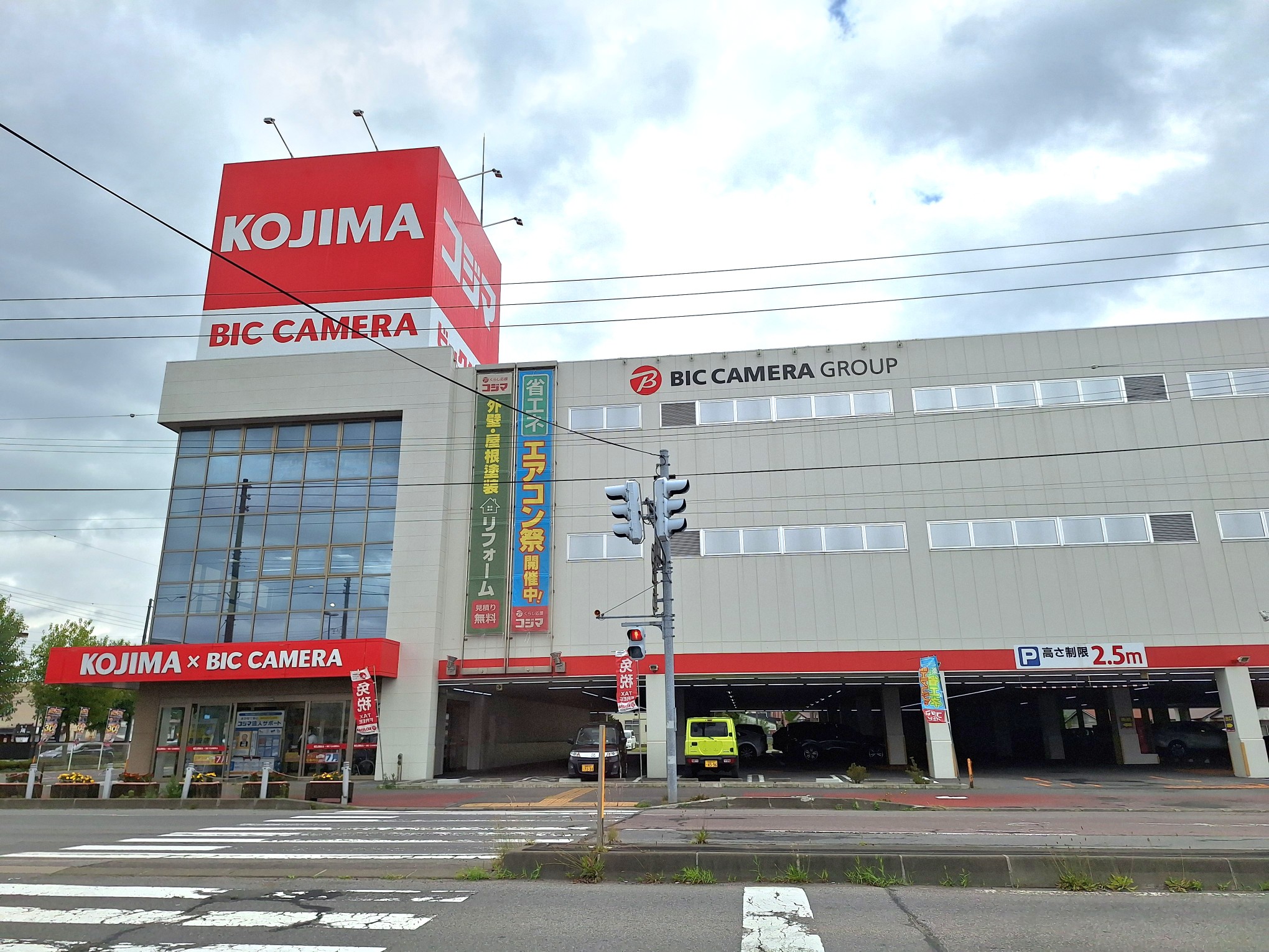 ○ケーズデンキ浜松市野店 キッズランド。 家電量販店ケーズデンキの中にある無料で利用できるキッズスペースです。１階から２階へ上がった階段の先に船をモチーフにした複合遊具のあるキッズスペースがあります。 さらにお店の中央付近にはSLをモチーフにした大きな複合