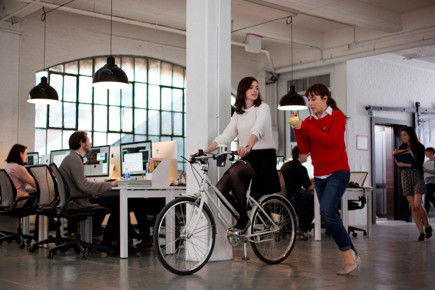 マイ・インターン」：スタートアップの若い女社長と70歳の新人アシスタントの人間的な関わりをおしゃれでハートフルに描いたコメディ - 夢は洋画をかけ廻る