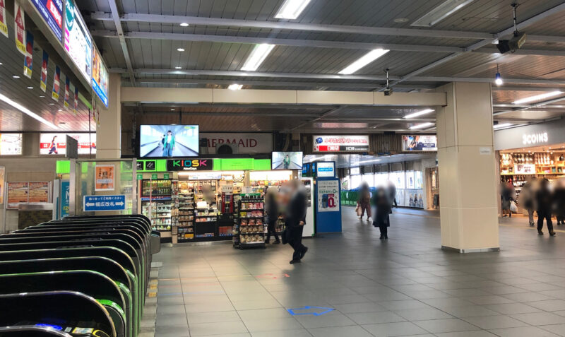 ファイル:半蔵門線大手町駅改札前からの東京駅への案内.jpg - Wikipedia