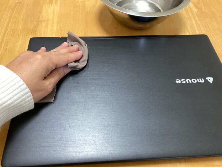 MacBook のキーボードを超綺麗に拭き掃除する方法！taheiNDiARYガジェットレビューと等身大の視点