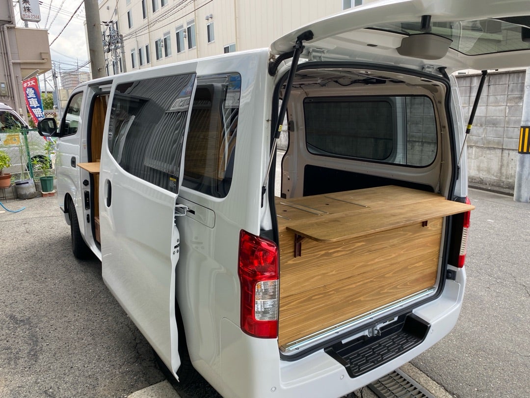 今回はキッチンカーでなくハイエース の 車中泊 仕様を制作しました。 キャンピングカー ほど大袈裟でなく広い室内で寝泊まり可能に！ オールウッドの温かみのある室内です。ベッドの下には大量の収納スペース。さらに可倒式ベッドですので大きな荷物も楽に入ります