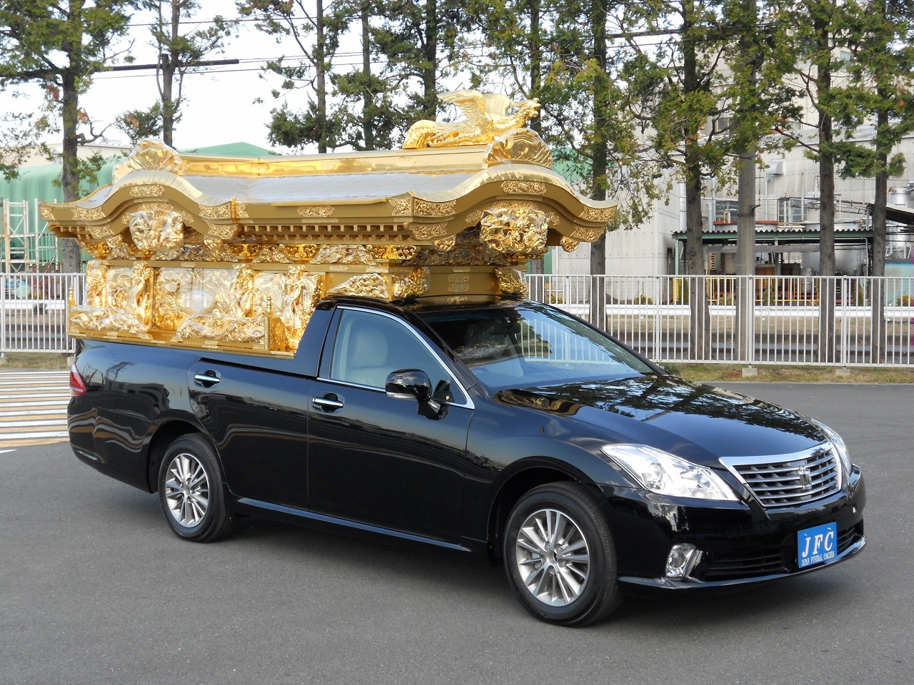 霊柩車も「アルファード」が選ばれやすい!? 金ピカな「宮型霊柩車」はなぜ減少したのか 国産車が人気傾向にくるまのニュース