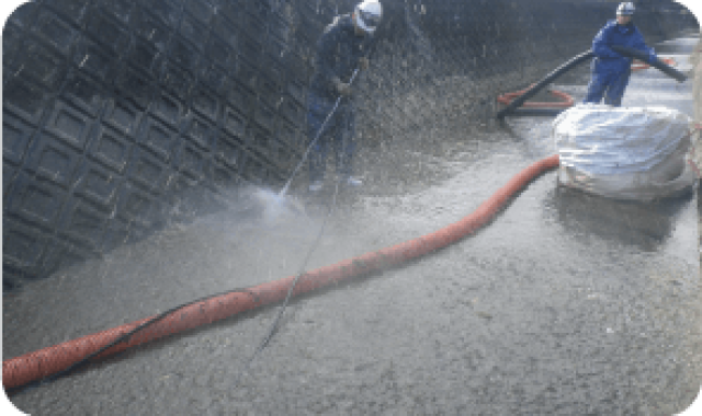 市役所に依頼する？ それとも自分で？ 側溝の掃除方法を解説