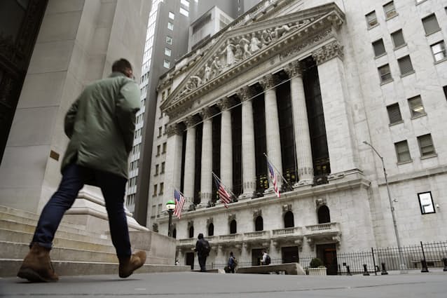 超高層ビルが立ち並ぶニューヨークの証券取引所で有名なウォール街の写真・画像素材-Snapmart スナップマート