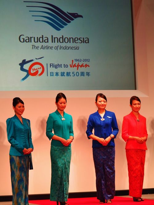 インドネシアの伝統的な衣装にはどのような特徴がありますか？Vietjet Air