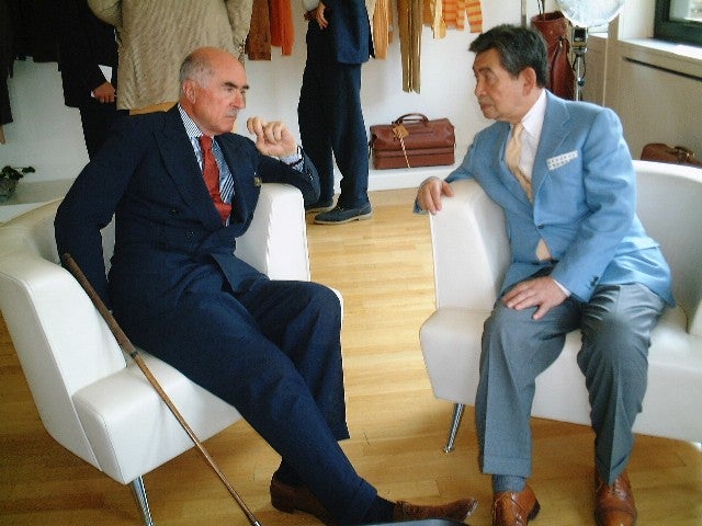 「白井俊夫さんを語る会」開催のお知らせ,1月6日、赤峰と長年交友のあった横浜信濃屋の顧問、白井俊夫さんが85歳で逝去されました。謹んでご冥福をお祈りいたします。,白井さんは江戸時代末期からの歴史を持つ横浜の洋品店「信濃屋」に長年勤め、アットリーニやフライ、カルロ・バルベラ等の様々なイタリア製品を日本で初めて買い付けた、イタリアンクラシックの先駆者的な存在でもあります。,