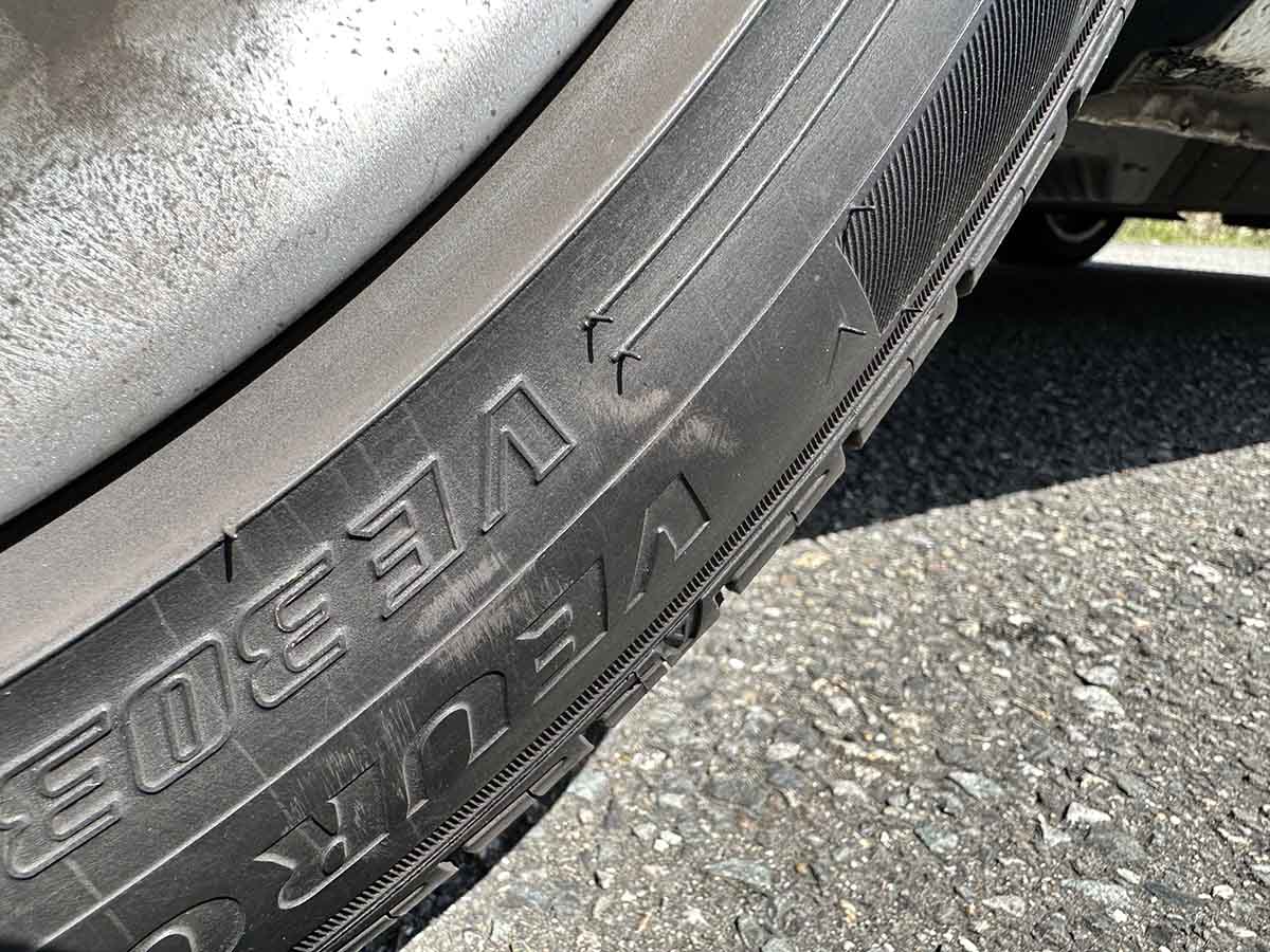 タイヤのサイドウォールが茶色に汚れる原因と対策 - kurumablog