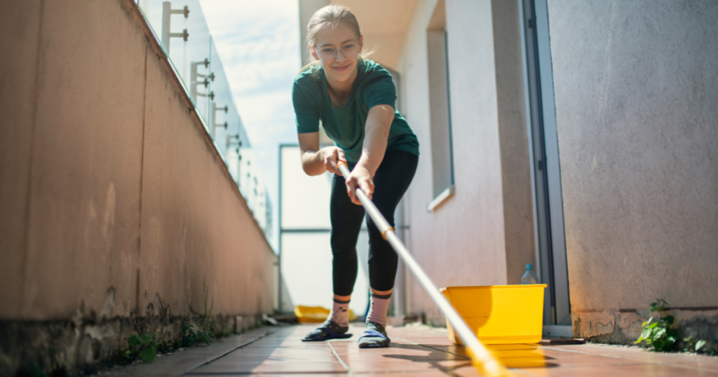 ベランダ」をいきなり水で流すのはNG。最も効率的なベランダ掃除“3つのステップ”