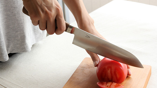 白い背景、b ・ W に分離されたナイフを持つ手の写真素材・画像素材 Image 66725826