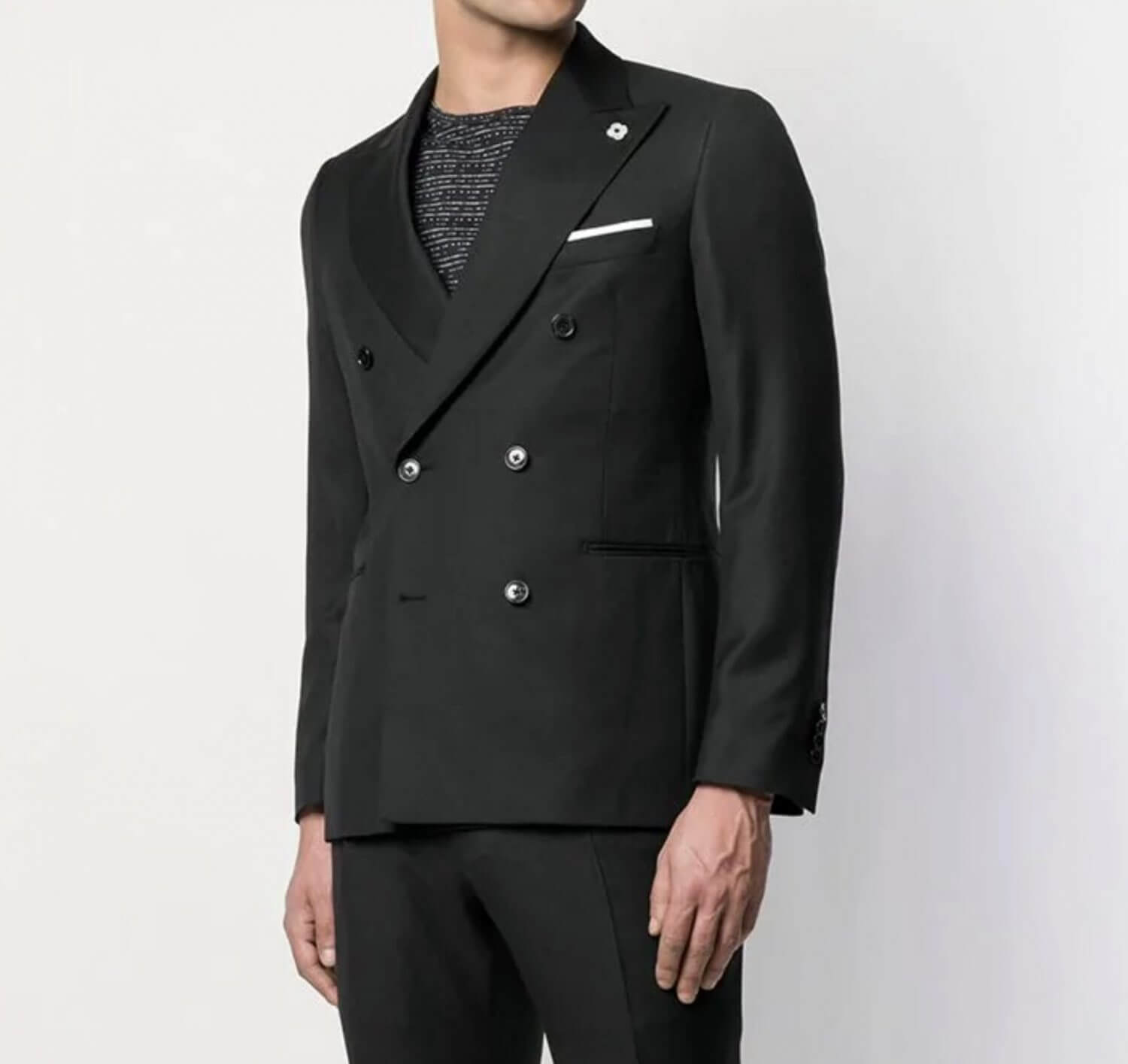 メンズスーツ着用時の正しいボタンの留め方とは？種類別のマナーも解説コラム AOKI公式通販