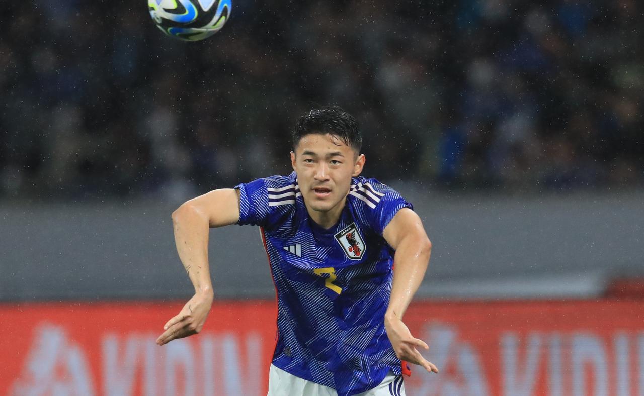 「悪魔的リーグです。ズタボロにされたら評価が 」地獄のプレミアを味わう日本代表DFだが「つらさ？ 全くないっすよ」なぜ菅原由勢は前向きか -プレミアリーグ - Number Web - ナンバ