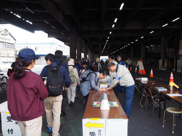 水没した築地市場で口論を繰り広げる東京都職員と支援者