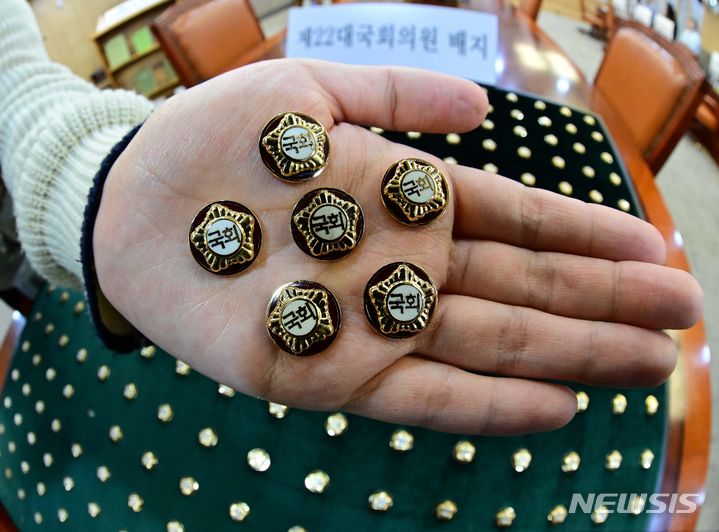 稲田氏、議員バッジ忘れ？ 参院委員長から注意全国ニュース四国新聞社