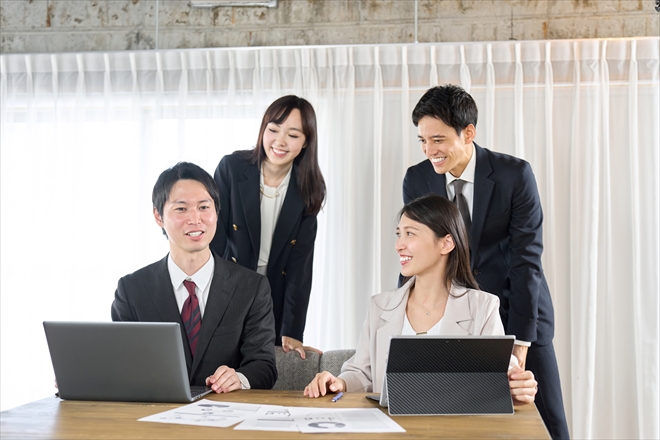 男性100人に聞いた 職場で見せる「惚れてるサイン」とは？ 職場恋愛の3つの注意点を紹介Oggi.jp