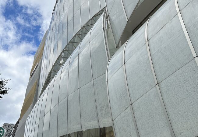 国内最大店舗の「ルイ・ヴィトン 御堂筋店」 2019 12 24 「ヨットの帆」のような非常に斬新なデザインのほぼ全景が姿を現す！: 陽は西から昇る！関西のプロジェクト探訪