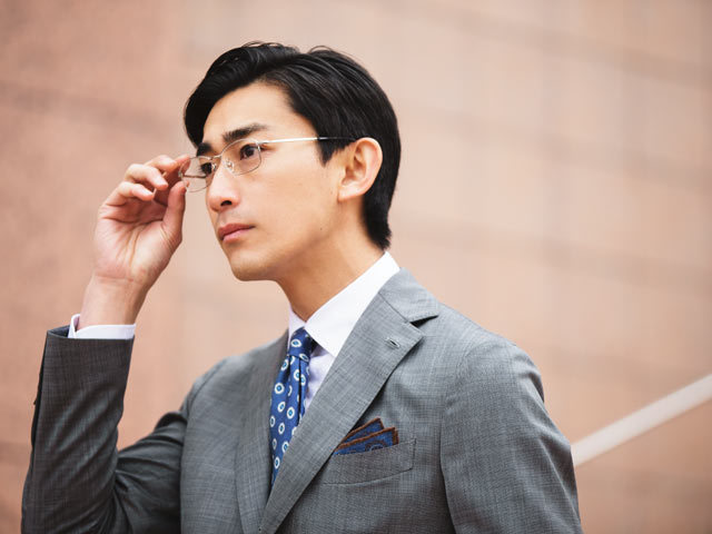 スーツに合うメガネとは？印象に合わせた選び方を解説P.S.FA公式通販