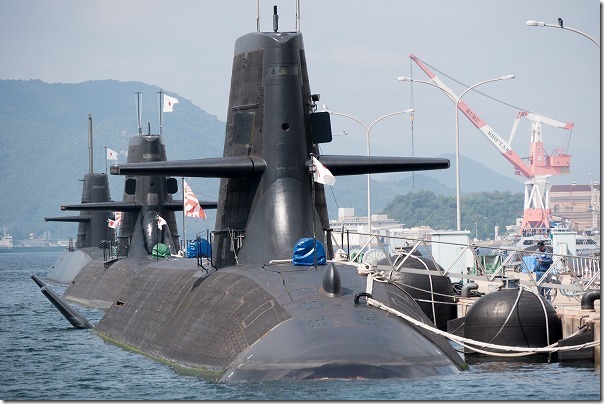 潜水艦を眺めながらゆっくりと♪呉にある港町珈琲店の海自カレ