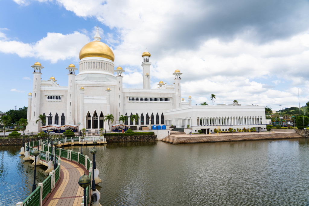 超金持ち国家ブルネイその① 税金0円？ブルネイに行ってきた！！ - YouTube