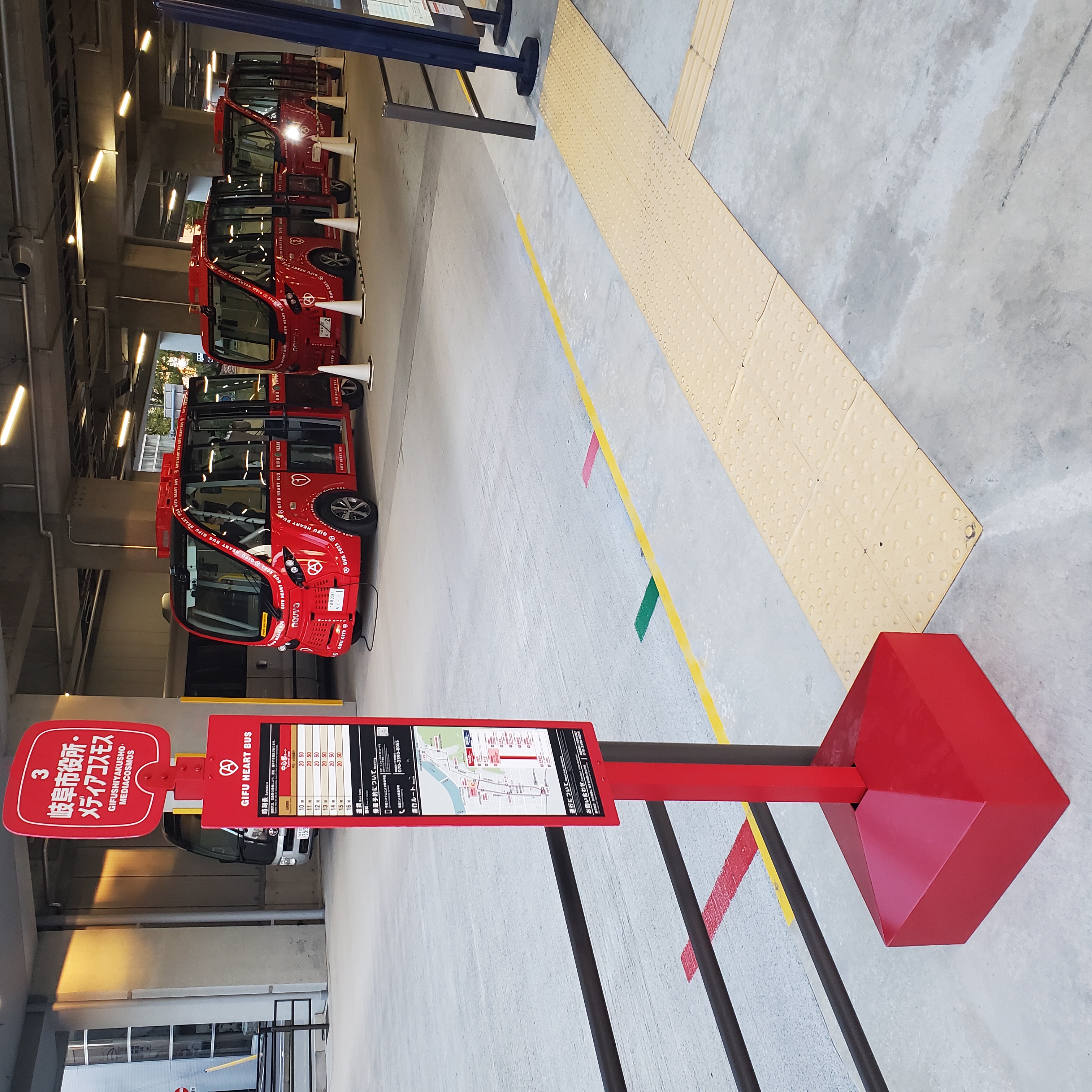 高さ３ｍ級バス停のなぜ 上 時刻表、見にくくない？ 追う！マイ・カナガワカナロコ by 神奈川新聞