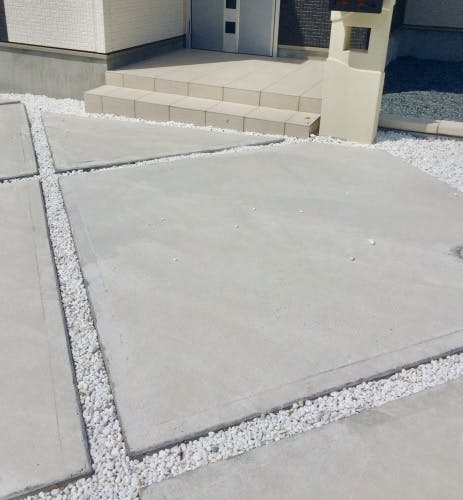 防草対策 コンクリートvs固める土、駐車場の雑草対策、目地隙間を完全シャットアウト - 株式会社メイク・プラスター三重県鈴鹿のスタンプコンクリート職人