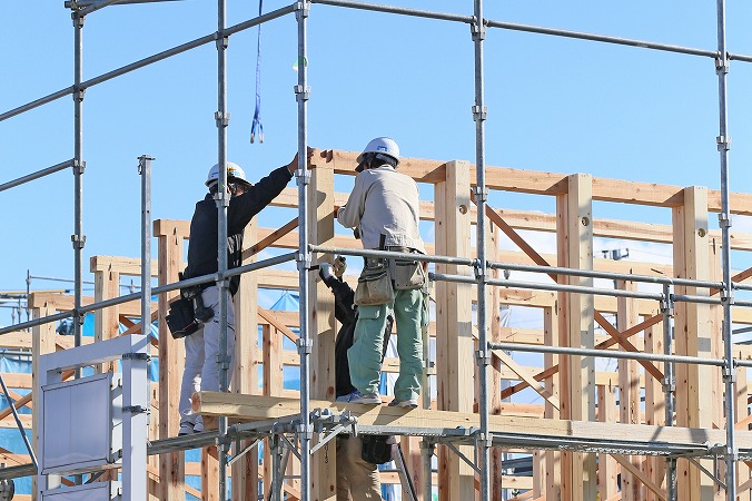 もはやニッカポッカは着用禁止⁉︎ 最近の鳶職はオシャレな平ズボンが定番です！宮城県の足場工事は株式会社ウェッジ