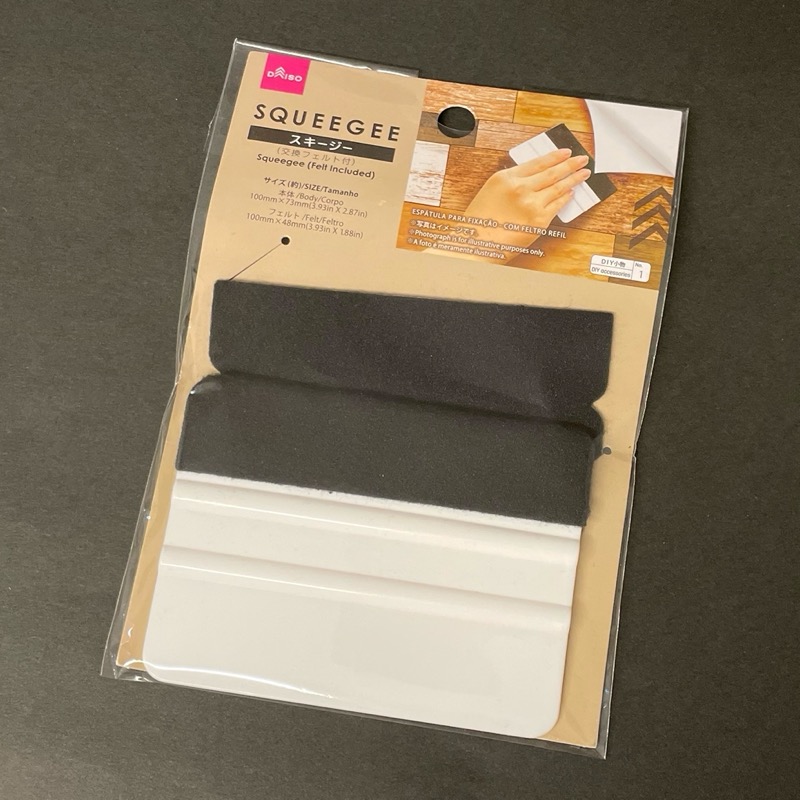 ダイソー 「スキージー」を使ってみたレビュー！リメイクシートが貼りやすくなる100均DIY便利グッズイチオシichioshi