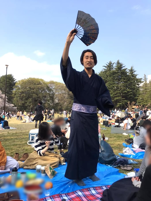 孤立した壁にお金の札束でポーズをとって黒いサングラスと白いプルオーバーを身に着けている収集された髪を持つファッショナブルな女の子無料写真