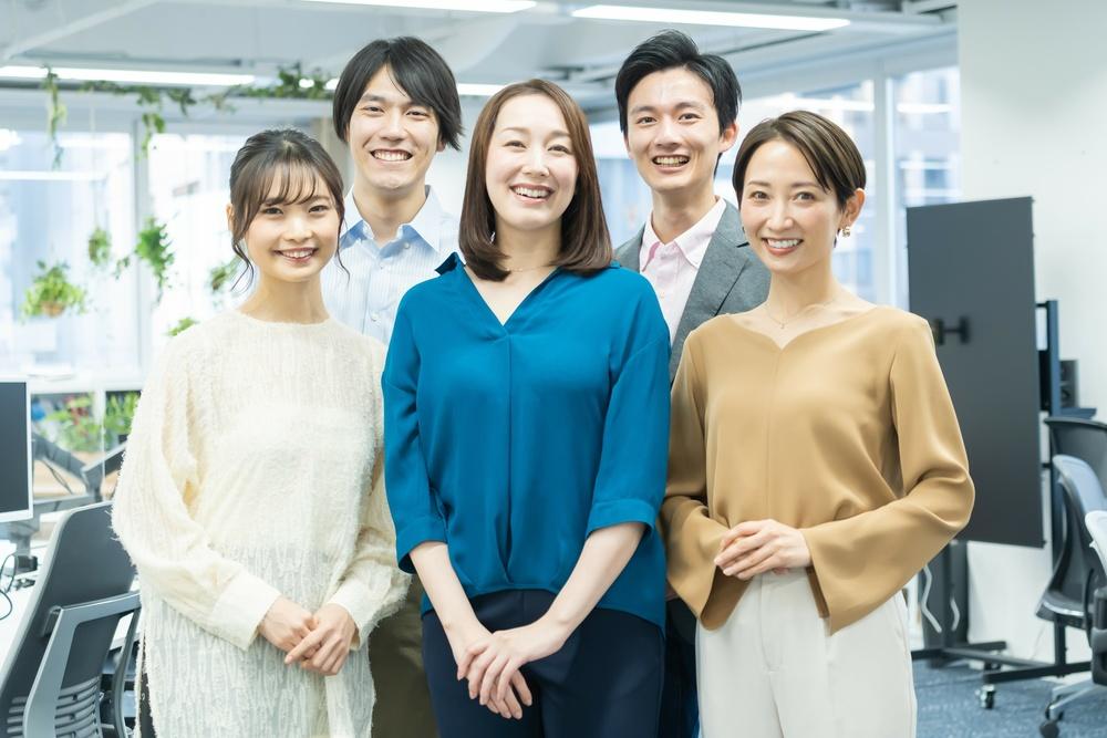 オフィスカジュアルのポイントと注意点を紹介！ 持っておきたいアイテムもチェックしよう │ RUIRUE ルイルエ