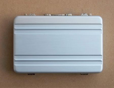 SYRINX TSUTSUMU名刺入れ レビュー。エルバマット一枚革で作られた名刺入れの使い勝手、特徴、メリット・デメリットについて機能的な財布あります