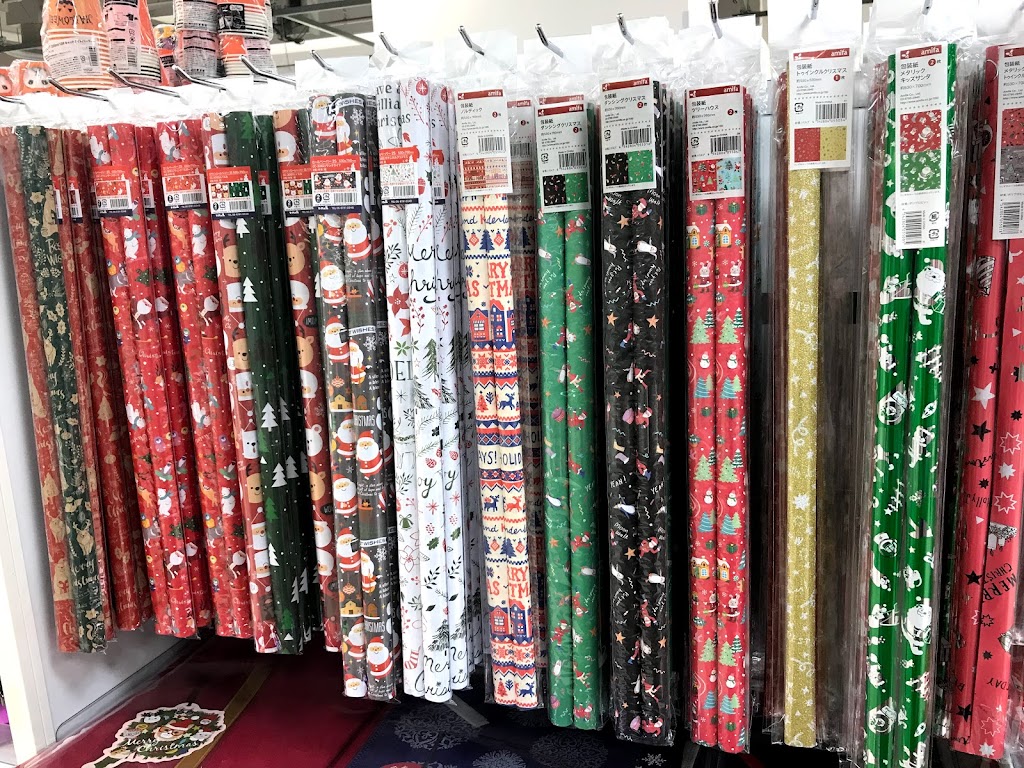 セリアで揃うラッピング🎉 セリアにはラッピングペーパーやラッピング袋がたくさん🛍️ 今年のクリスマスは ラッピングペーパーやラッピング袋を揃えて自分好みのラッピングに仕上げてみるのはどうですか🎁？ シンプルなクラフト袋でも リボン🎀の種類も豊富なので可愛く