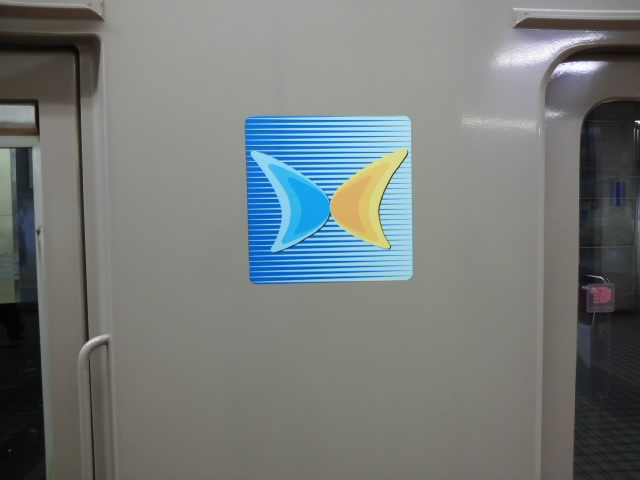 認知度が低いクルマの「蝶の標識」！ 大切なその意味とはAUTO MESSE WEB オートメッセウェブ～カスタム・アウトドア・福祉車両 ・モータースポーツなどのカーライフ情報が満載～