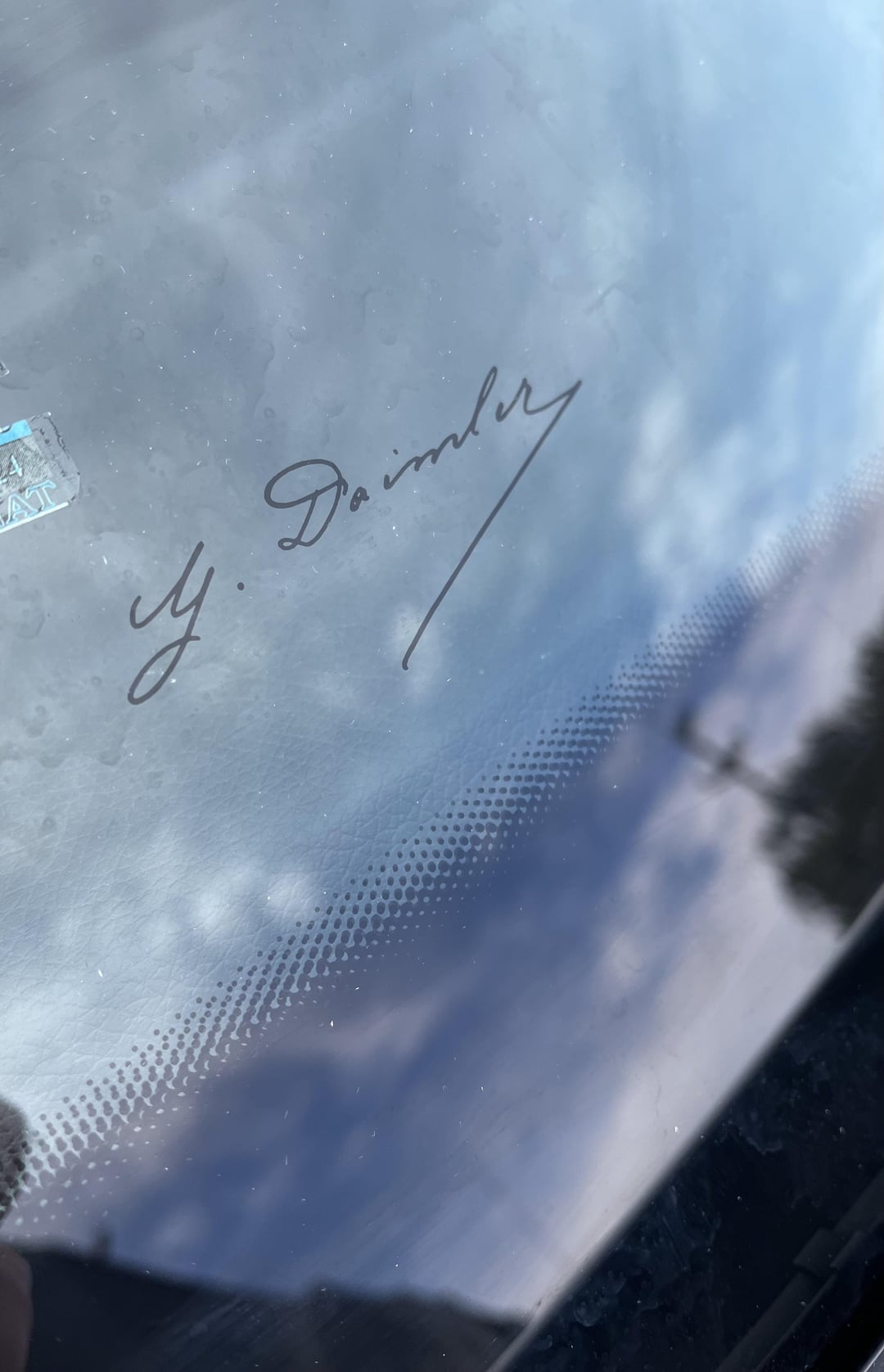 メルセデス・ベンツ富山 - . 最近のメルセデスのフロントウィンドウにはモデルによって「ゴットリープ・ダイムラー 」、「カール・ベンツ」、「Mercedes」のサインやロゴが入っているんです✒️ . 今回写真で紹介しているのは「ゴットリープ・ダイムラー」のサイン