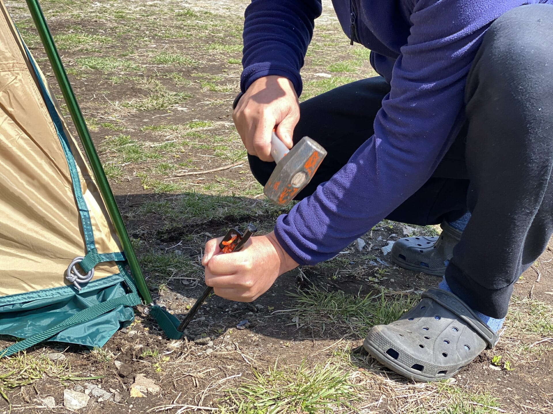 風に強いペグの打ち方知ってる？ペグの基本を知って安全なキャンプをアウトドアの知識BE-PAL キャンプ、アウトドア、自然派生活の情報源ビーパル