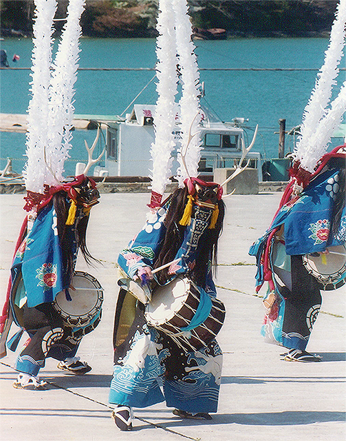 ゲートパの戦い150周年記念で 戦士に身を包んだマオリ人男性の大グループがハカ 戦争ダンス を披露 彼らはタイアハ 伝統的な木製の槍と銃器で武装しています タウランガ ニュージーランド 2014年4月29日 — ストック編集用写真©MLWilliams 265895564