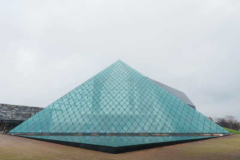 ガラスのピラミッド HIDAMARI」自然を映す巨大ガラスのモニュメントはモエレ沼公園の象徴的存在Public ART