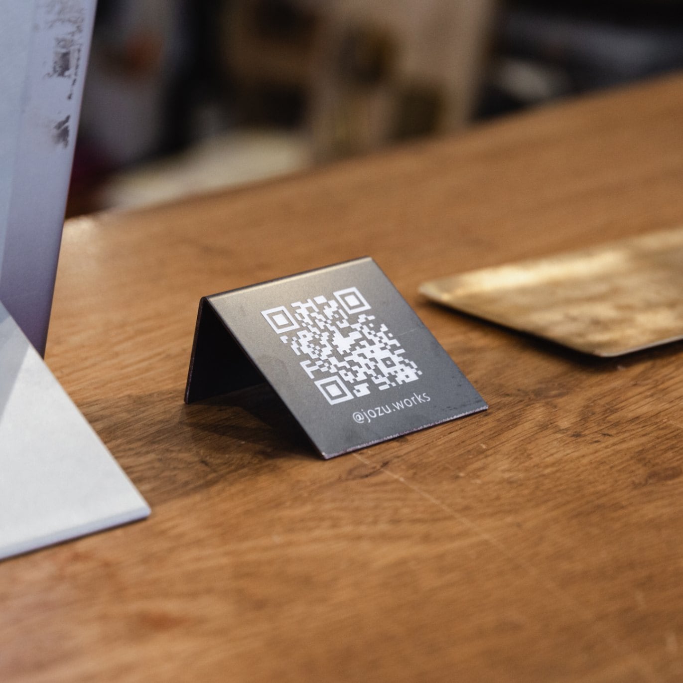 自立タイプ フルカラー透明アクリル銘板 H200×W400×t5mm 屋内 卓上 プレート 卓上サイン 受付 会社銘板 事務所の看板 スタンド 置き型 看板 会社看板 おしゃれ 会社看板 アクリル看板 am-ta-24-jiritu