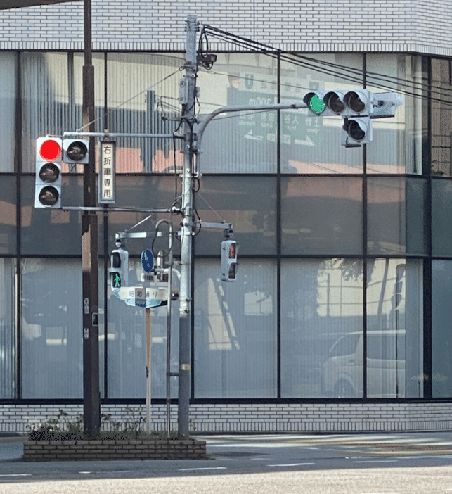 知らないと怖い！？矢印式信号機のある交差点自動車保険はソニー損保