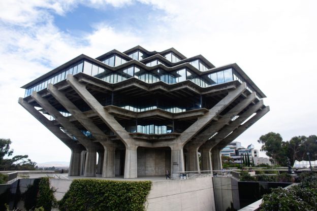 ルイス・カーンの傑作！世界一流の科学者が集う「ソーク研究所」ニューヨークお散歩通信