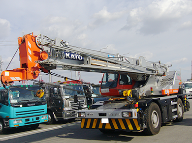 作業事例 横綱級100ｔラフタークレーンの出番だ！15.5ｔのバックホーを吊り上げてビルの屋上へ！ ┃ ラフテレーンクレーン オールテレーンクレーン の作業・手配は丸良興業にお任せください