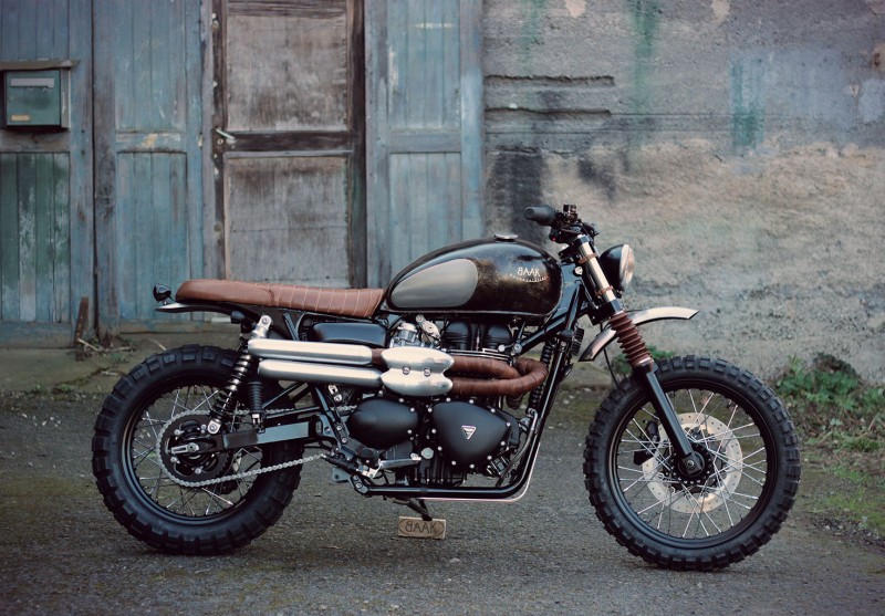 triumph Scrambler 900 先日からカスタム依頼で入庫してましたスクランブラーさん前後タイヤ交換も完了しましてついでにウインカーも小さくて目立たないLEDタイプに交換させて頂きました〜♪ 今回はとりあえずこれで納車させてもらいます！ありがとうございました